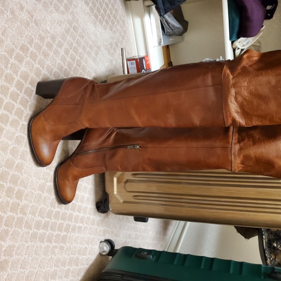 COPY - Gorgeous leather Frye Boots - Picture 2 of 3